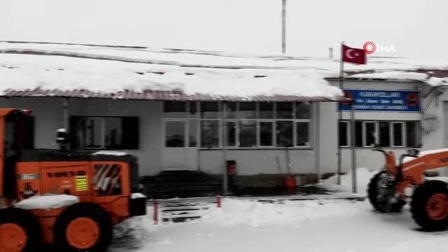 Kar ve tipi ulaşımda aksamalara neden oldu