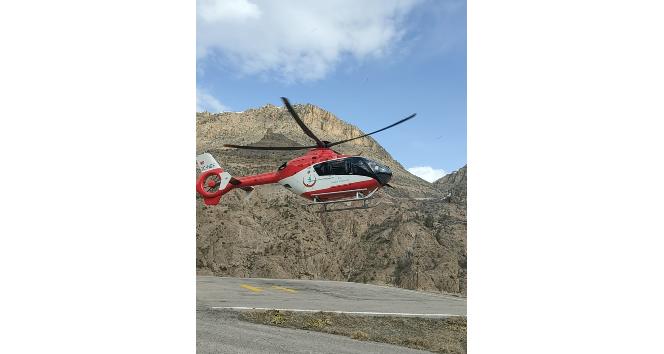 Kadın hasta ambulans helikopterle Gümüşhane'ye getirildi