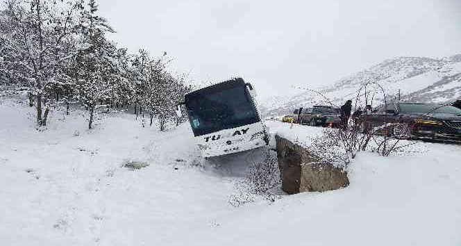 Gümüşhane'de yolcu otobüsü kaza sonrası menfezde asılı kaldı
