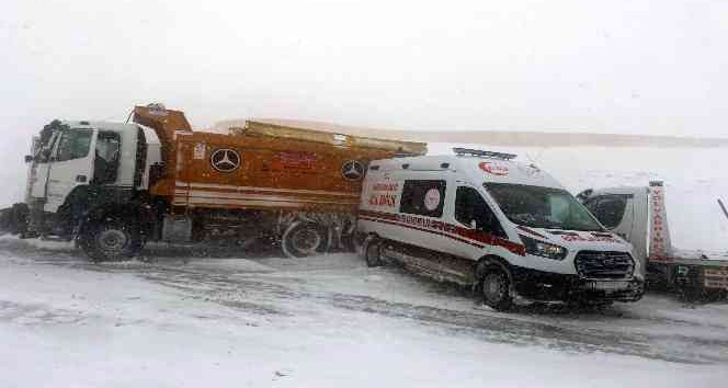 Karlı yolda kayan araçlar ambulansa çarptı
