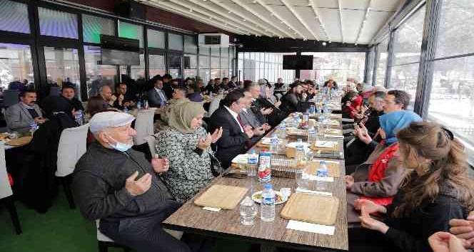 Şehit aileleri ve gaziler yemek programında buluştu