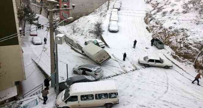 Yollar tuzlanmayınca kazalar ardı ardına geldi