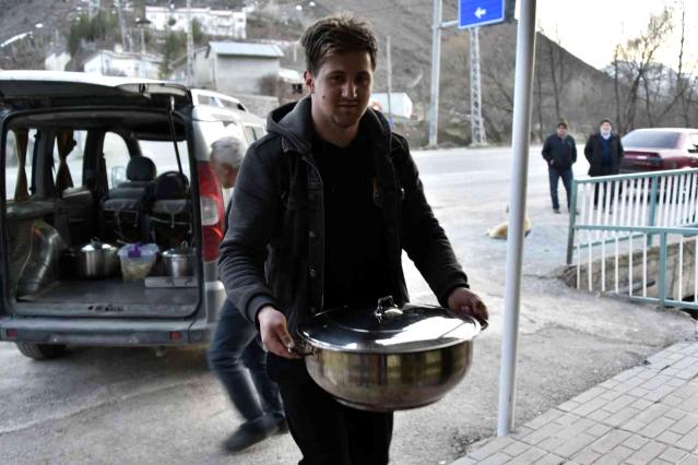 Gümüşhane'de hayırlı gelenek: Aşçı tutan köylüler 18 yıldır yoldan geçenlere iftar veriyor
