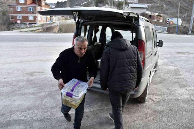 Gümüşhane'de hayırlı gelenek: Aşçı tutan köylüler 18 yıldır yoldan geçenlere iftar veriyor