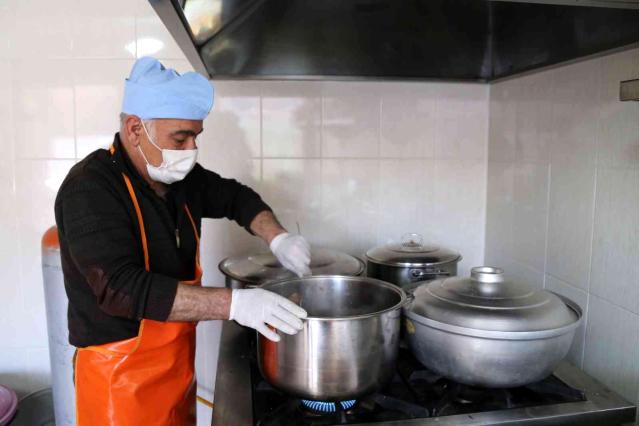 Gümüşhane'de hayırlı gelenek: Aşçı tutan köylüler 18 yıldır yoldan geçenlere iftar veriyor