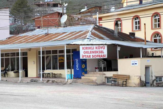 Gümüşhane'de hayırlı gelenek: Aşçı tutan köylüler 18 yıldır yoldan geçenlere iftar veriyor