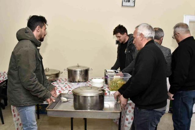 Gümüşhane'de hayırlı gelenek: Aşçı tutan köylüler 18 yıldır yoldan geçenlere iftar veriyor