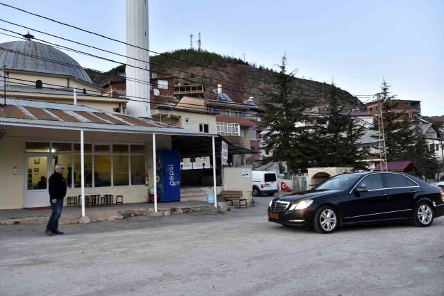 Gümüşhane'de hayırlı gelenek: Aşçı tutan köylüler 18 yıldır yoldan geçenlere iftar veriyor