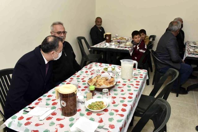 Gümüşhane'de hayırlı gelenek: Aşçı tutan köylüler 18 yıldır yoldan geçenlere iftar veriyor