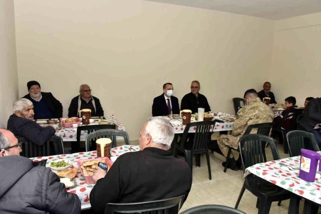 Gümüşhane'de hayırlı gelenek: Aşçı tutan köylüler 18 yıldır yoldan geçenlere iftar veriyor