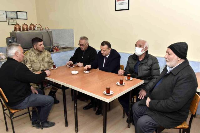 Gümüşhane'de hayırlı gelenek: Aşçı tutan köylüler 18 yıldır yoldan geçenlere iftar veriyor