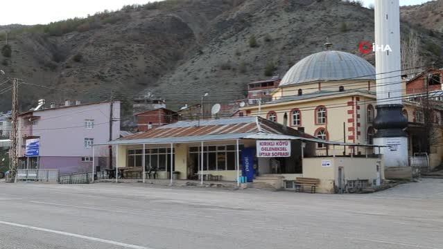 Gümüşhane'de hayırlı gelenek: Aşçı tutan köylüler 18 yıldır yoldan geçenlere iftar veriyor
