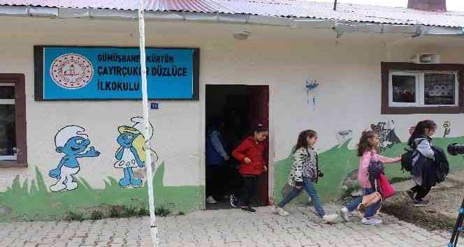 Köy okulundaki çocuklar hayatlarında ilk defa sinemayla tanıştı