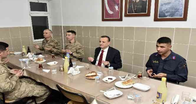 Vali Taşbilek, orucunu Mehmetçikle açtı