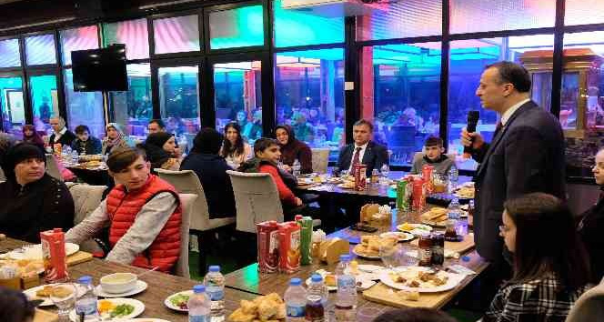 Vali Taşbilek yetim çocuklarla iftar yaptı, bowling oynadı