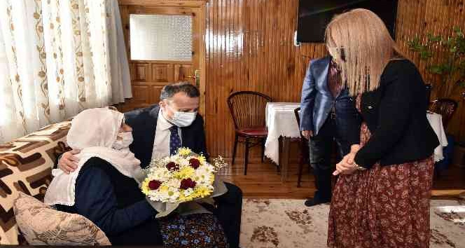 Güllü nine 111. yaşını Vali Taşbilek'le kutladı