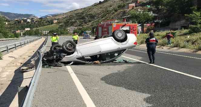 Gümüşhane'de lastiği patlayan otomobil takla attı: 2 yaralı