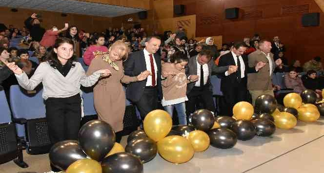 Gümüşhane Valisi Taşbilek, zihinsel engelli gençlerle horon oynadı