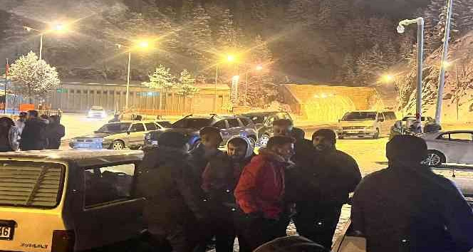 Karın keyfini Zigana Dağı'nda horon ve kolbastı oynayarak çıkardılar