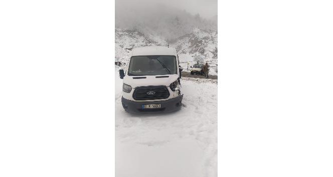 Zigana Dağı'nda karlı yolda kaza: 2 yaralı
