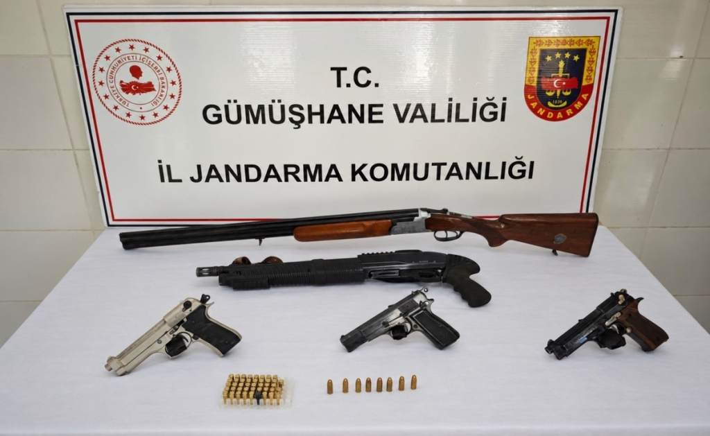 Gümüşhane Şiran'da jandarma operasyonunda silah ve kaçak alkol ele geçirildi