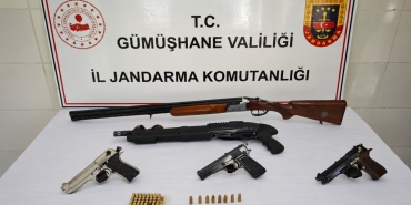Gümüşhane Şiran'da jandarma operasyonunda silah ve kaçak alkol ele geçirildi