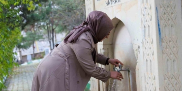 Gümüşhane'deki kadın sanatçı, Emirler Mezarlığı'ndaki silik mezar taşlarını yeniledi