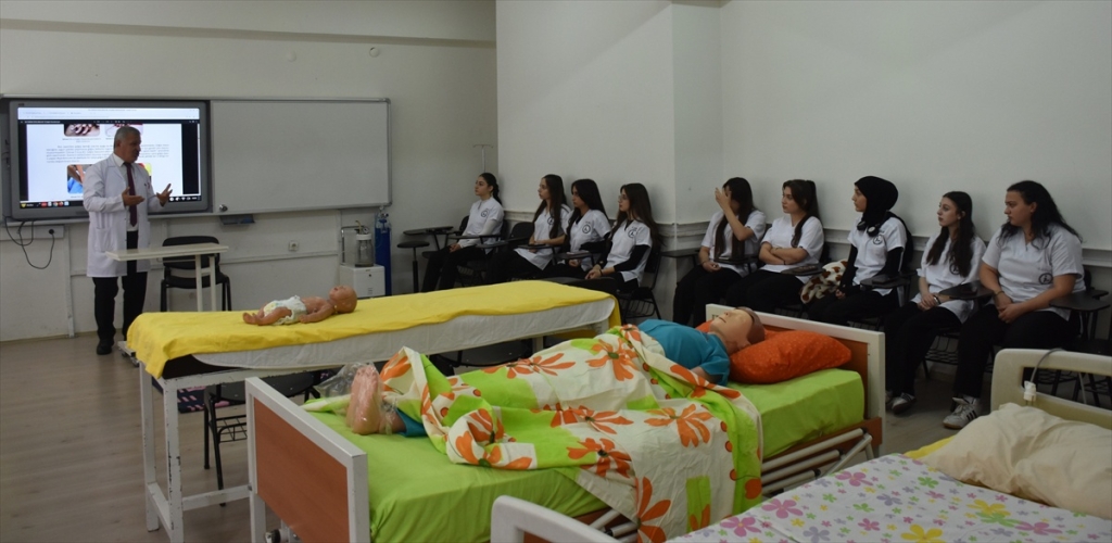 Gümüşhane'deki sağlık lisesi 260 öğrenciyi uygulamalı eğitimle mesleğe hazırlıyor