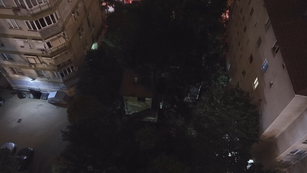 Kadıköy'de 3 katlı ahşap köşkteki yangın itfaiye ekiplerince söndürüldü
