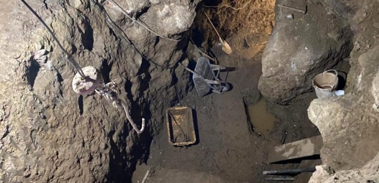 Evin altında 12 metre derinliğinde tünel açan defineciler suçüstü yakalandı