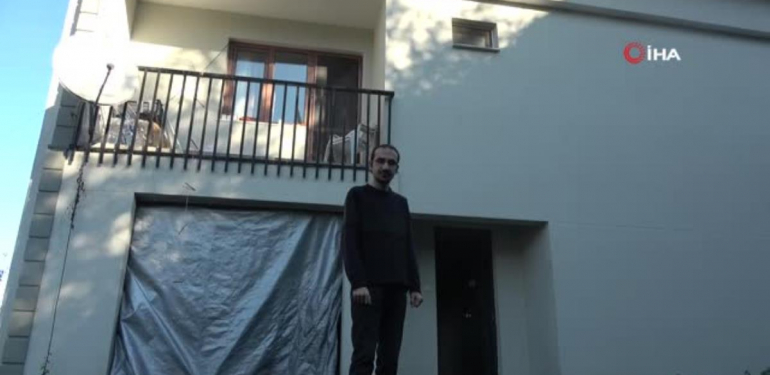 Evde uçuş keyfi… Çocukluk hayali olan Boeing 737-800’i kullanarak uçma hayalini evinin bodrumunda gerçekleştiriyor