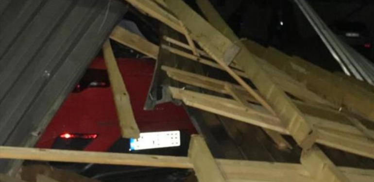 Trabzon’da fırtına çatıları uçurdu, otomobiller hasar gördü, elektrikler kesildi