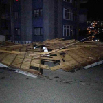 trabzonda-siddetli-firtina-agaclari-yerinden-soktu-catilari-ucurdu-lTrEkbUH.jpg
