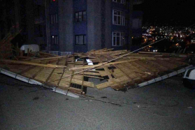 trabzonda-siddetli-firtina-agaclari-yerinden-soktu-catilari-ucurdu-lTrEkbUH.jpg