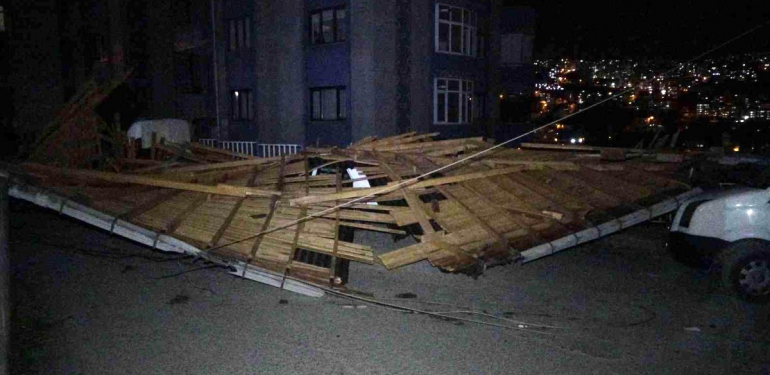 Trabzon’da şiddetli fırtına ağaçları yerinden söktü, çatıları uçurdu