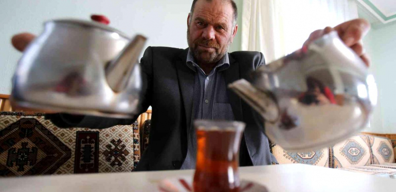 Çay içmeye doymuyor
