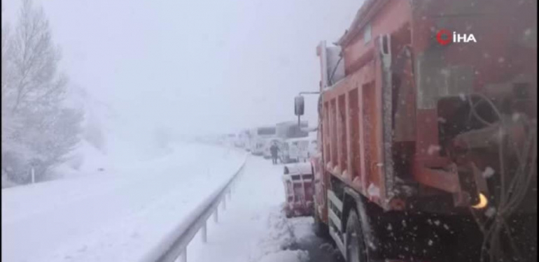 Erzurum-Erzincan karayolunda yüzlerce araç mahsur kaldı