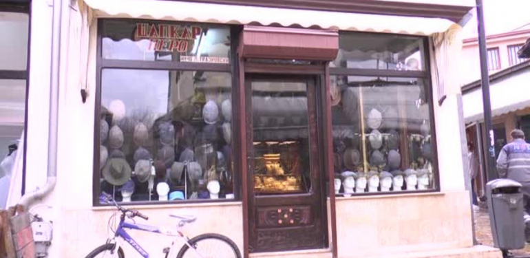 Eski Üsküp Çarşısı’nın şapkacısı zamana meydan okuyor