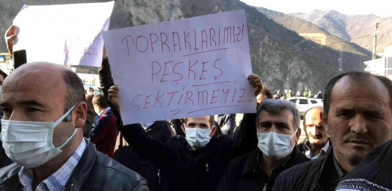 Gümüşhaneliler köylerine ait arazilerin Trabzon’a bağlanmasına tepki gösterdilerGümüşhane’nin Kürtün ilçesinin 3 köyüne ait arazilerin Resmi…