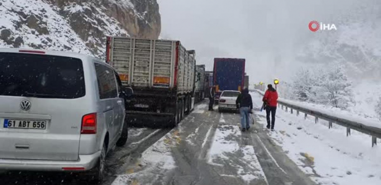 Kar yağışına hazırlıksız yakalan tır sürücüleri Zigana dağında kaldı