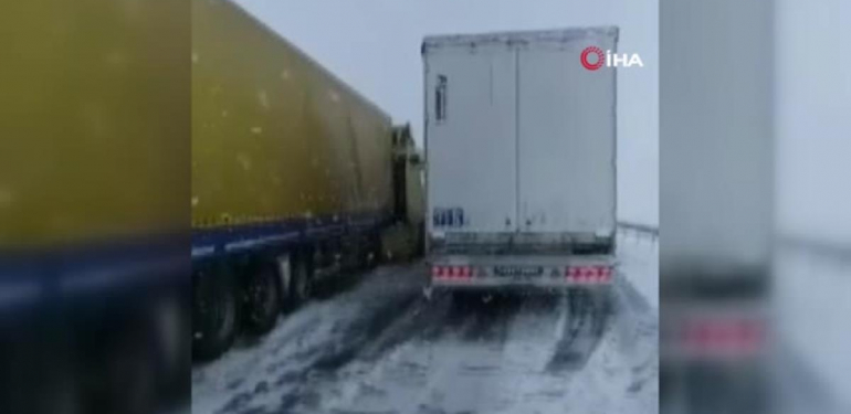 Kar yolları kapadı