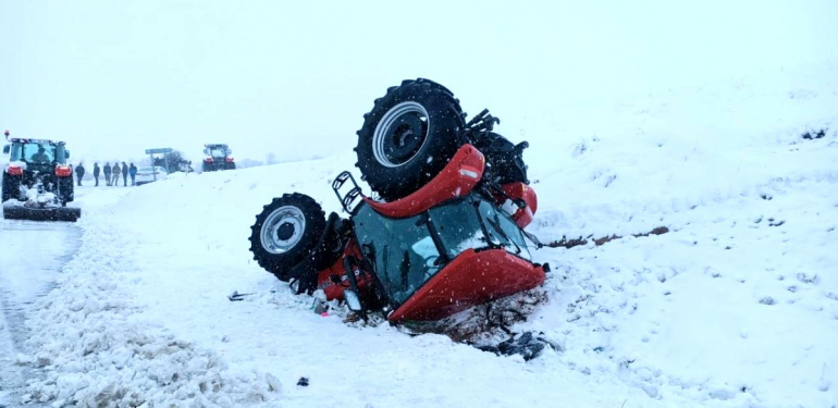 Son dakika haberi | Karlı yolda traktör devrildi: 1 ölü, 2 yaralı