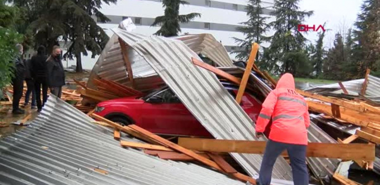 Son dakika haberi… TRABZON FIRTINA, KTÜ FARABİ HASTANESİ ACİL SERVİSİ’NİN ÇATISINI UÇURDU-1
