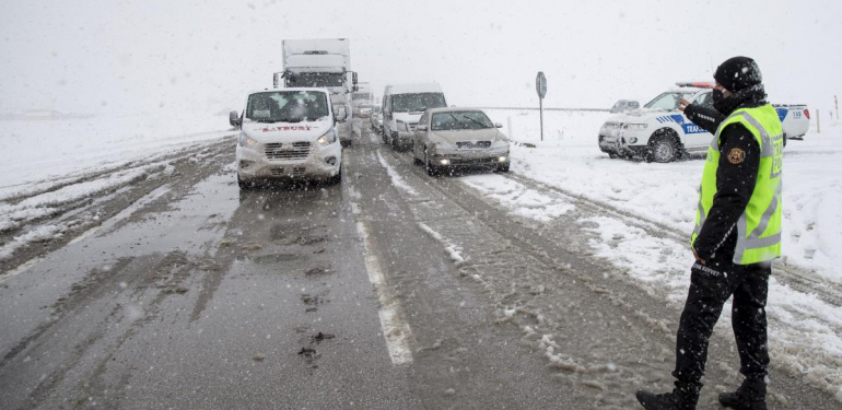 Tırın karda kaymasıyla kapanan Erzurum-Erzincan kara yolu ulaşıma açıldı