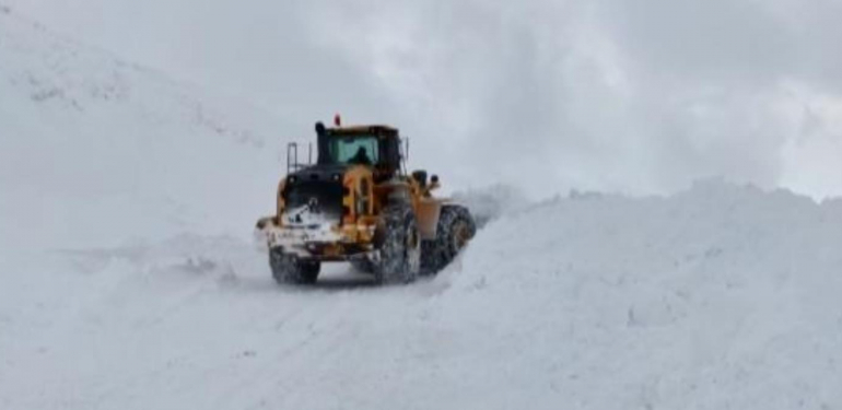 YÜKSEKOVA’DA KARDAN KAPALI 60 KÖY YOLU, ULAŞIMA AÇILDI