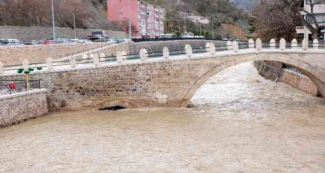 Türkiye'nin en hızlı akan çayında artan su seviyesi korkutuyor