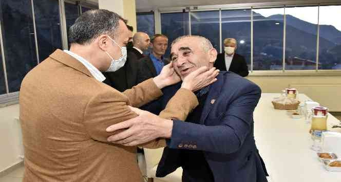 Vali Taşbilek Kürtün'de şehit aileleri, gaziler ve muhtarlarla iftar programında buluştu