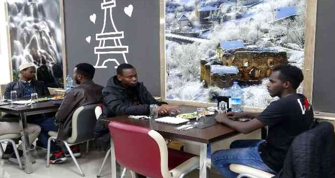 Vatanlarından on binlerce kilometre uzakta iftar yaptılar