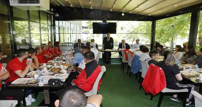 Gümüşhane'de yarıştıkları branşlarda başarı gösteren sporcular kahvaltıda buluştu