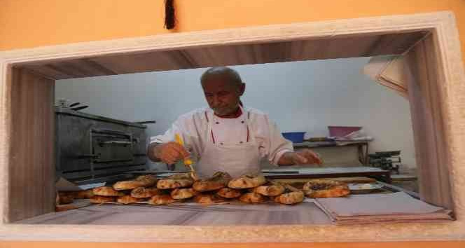 Gümüşhane'de yaşlı çift 37 yıldır birlikte pide salonu işletiyor